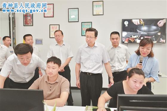 慕新海、罗佳明一行在青神县创新创业孵化园调研。本报记者 杨槐 摄